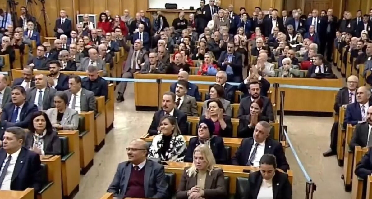 Grup toplantısında güldüren anlar! Bir partili uludu, Müsavat Dervişoğlu espriyi patlattı - 2. Resim