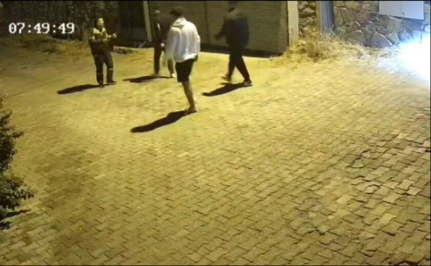 Kuryeye dehşet saldırı! Önce otomobille çarptılar, sonra darp ettiler Kuryeye dehşet saldırı! Önce otomobille çarptılar, sonra darp ettiler - 1. Resim