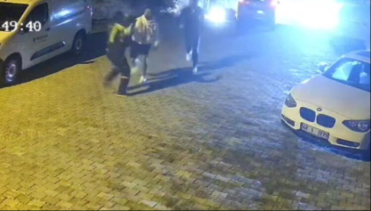 Kuryeye dehşet saldırı! Önce otomobille çarptılar, sonra darp ettiler Kuryeye dehşet saldırı! Önce otomobille çarptılar, sonra darp ettiler - 3. Resim