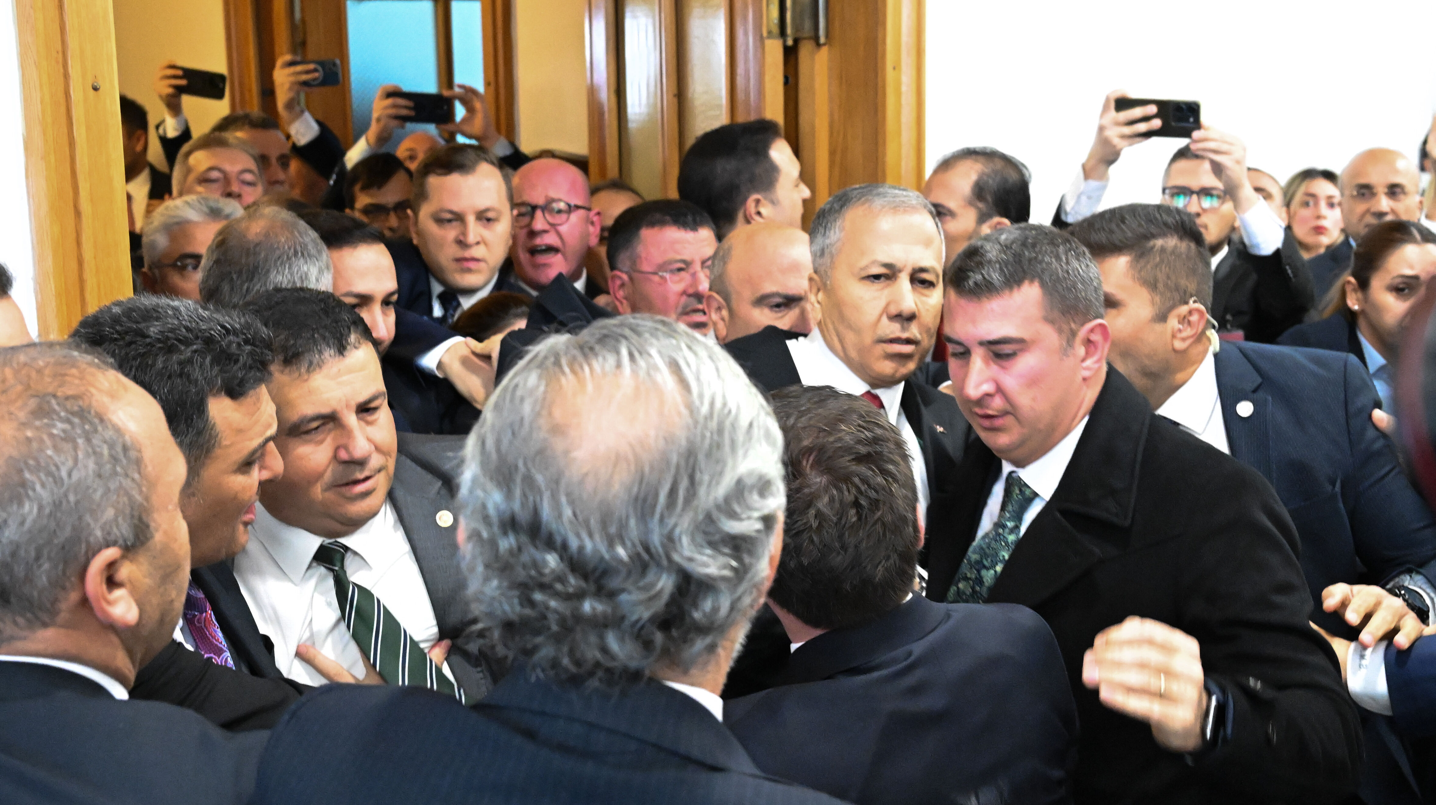 Numan Kurtulmuş'tan CHP'li vekillerin TBMM'de çıkardığı arbedeye tepki: Özgür Özel'i aradım - 1. Resim