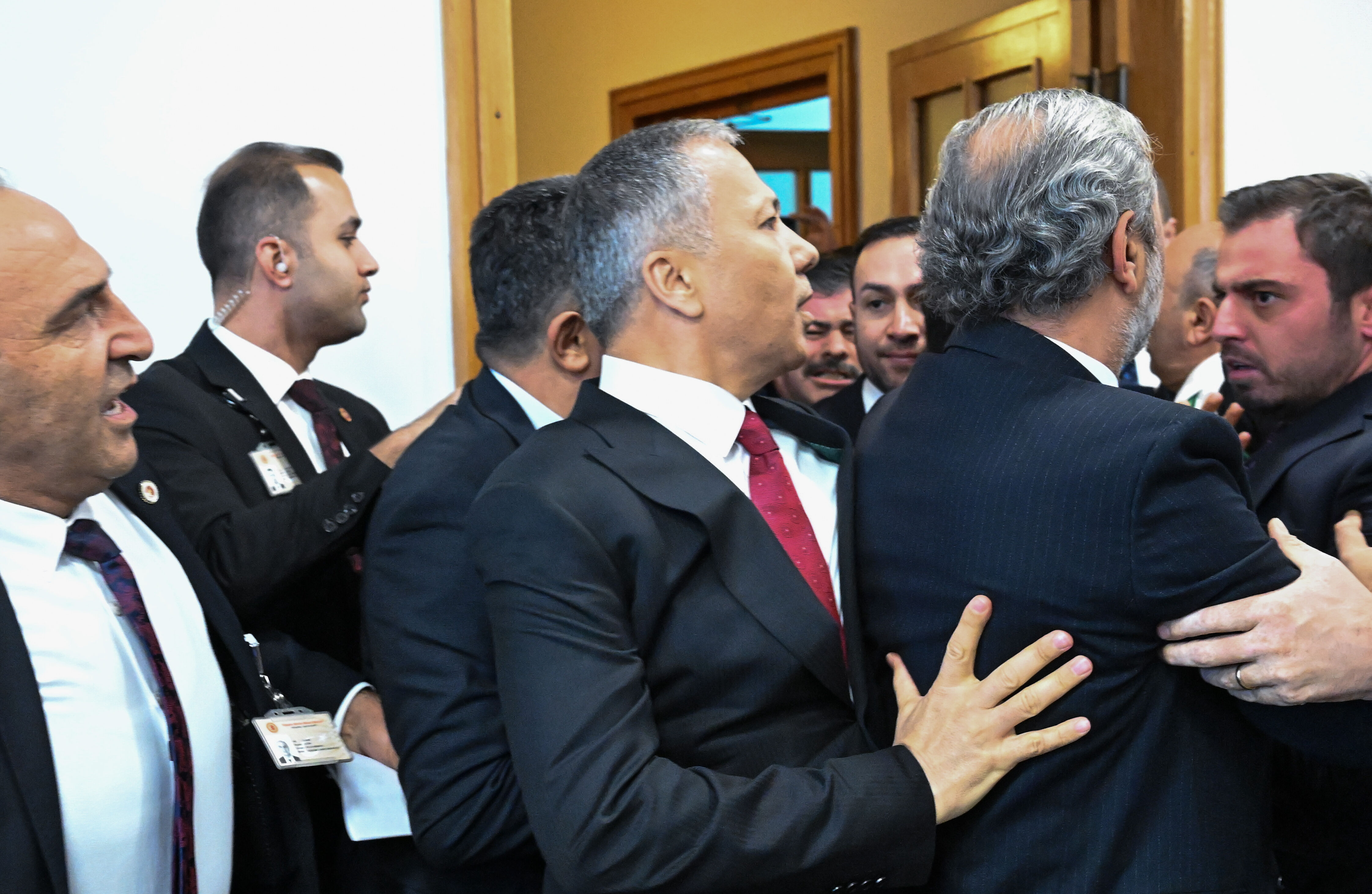 Numan Kurtulmuş'tan CHP'li vekillerin TBMM'de çıkardığı arbedeye tepki: Özgür Özel'i aradım - 2. Resim