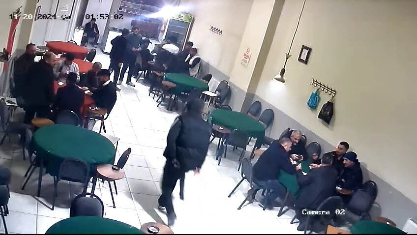 Okey oynarken pompalı tüfekle saldırıya uğradı! O anlar saniye saniye kameralarda - 1. Resim