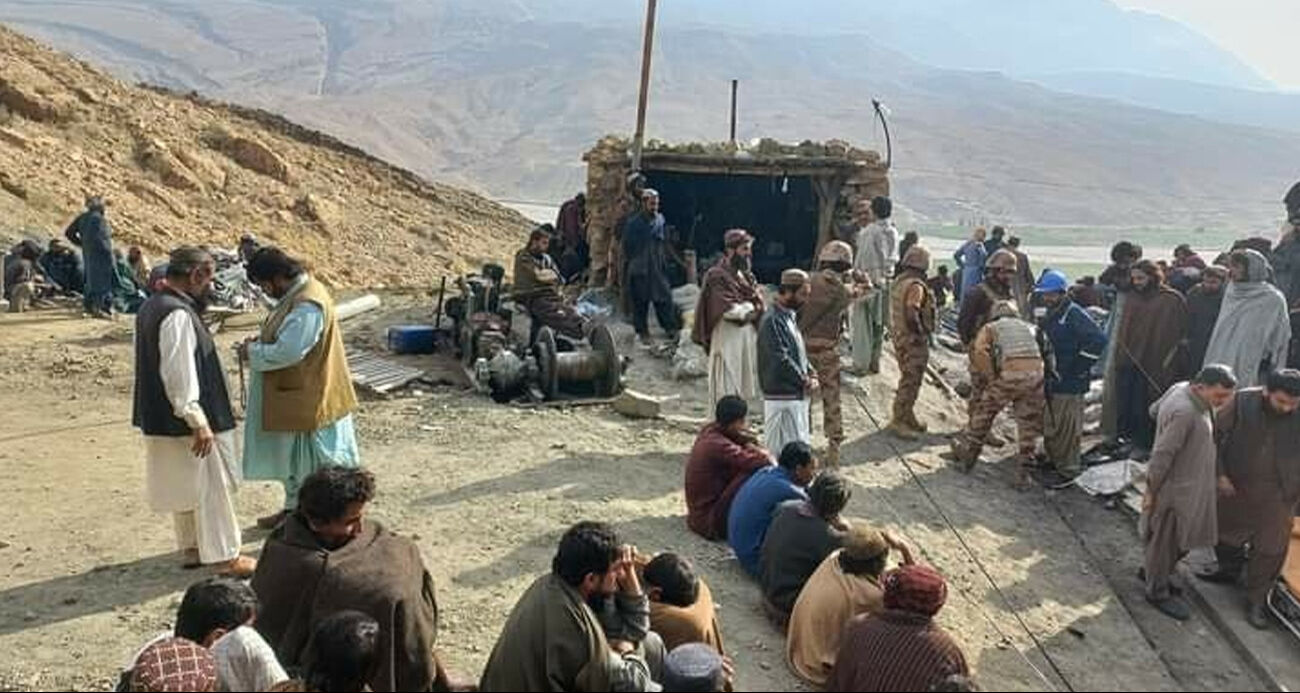 Pakistan'da bir kişi kendini patlattı: 9 asker öldü Pakistan'da bir kişi kendini patlattı: 9 asker öldü - 1. Resim