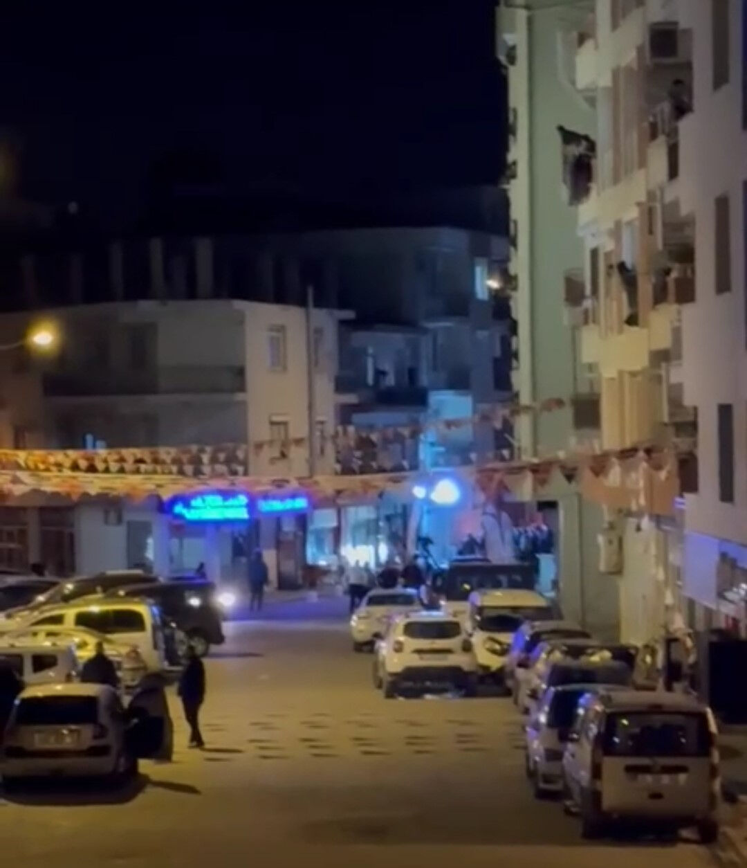 Şeyda Yılmaz'ı akıllara getirdi... İzmir'de gözaltı sırasında polislere silahlı saldırı: 2'si ağır 3 yaralı Şeyda Yılmaz'ı akıllara getirdi... İzmir'de gözaltı sırasında polislere silahlı saldırı: 2'si ağır 3 yaralı - 1. Resim