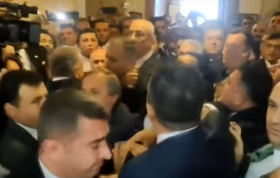 TBMM'de skandal görüntüler! CHP'li vekiller Bakan Yerlikaya'yı engellemek isteyince arbede çıktı TBMM'de skandal görüntüler! CHP'li vekiller Bakan Yerlikaya'yı engellemek isteyince arbede çıktı - 1. Resim