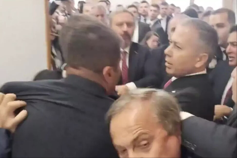 TBMM'de skandal görüntüler! CHP'li vekiller Bakan Yerlikaya'yı engellemek isteyince arbede çıktı TBMM'de skandal görüntüler! CHP'li vekiller Bakan Yerlikaya'yı engellemek isteyince arbede çıktı - 2. Resim