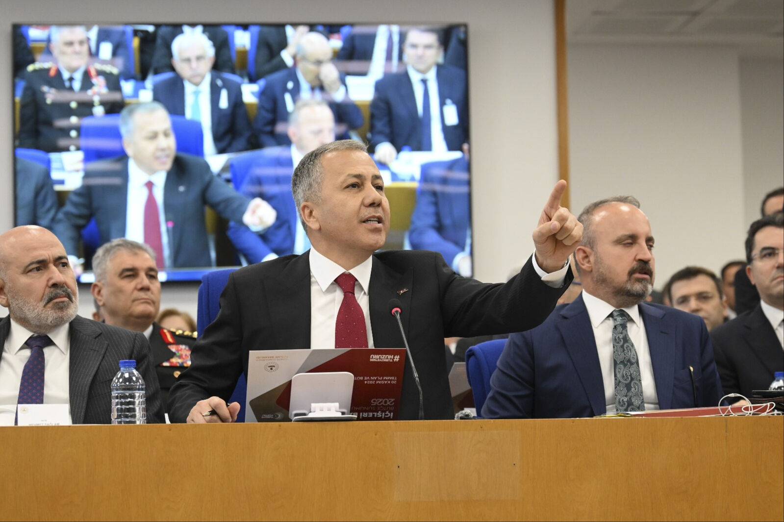 TBMM'de skandal görüntüler! CHP'li vekiller Bakan Yerlikaya'yı engellemek isteyince arbede çıktı TBMM'de skandal görüntüler! CHP'li vekiller Bakan Yerlikaya'yı engellemek isteyince arbede çıktı - 4. Resim