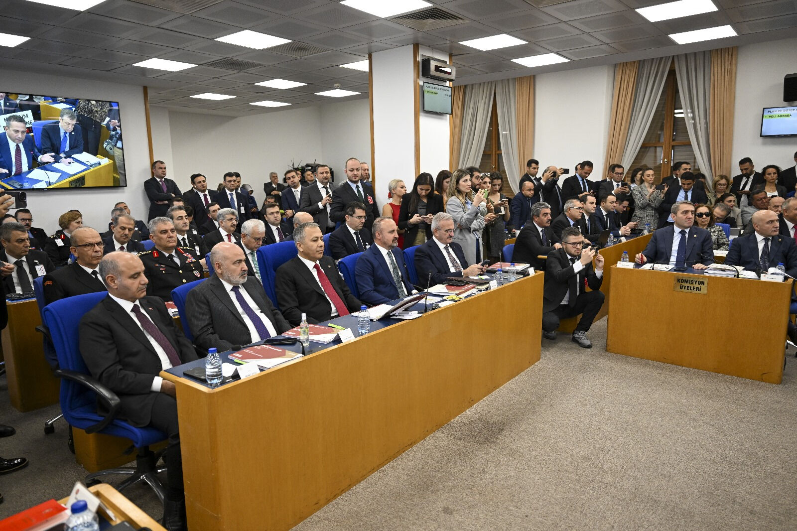 TBMM'de skandal görüntüler! CHP'li vekiller Bakan Yerlikaya'yı engellemek isteyince arbede çıktı TBMM'de skandal görüntüler! CHP'li vekiller Bakan Yerlikaya'yı engellemek isteyince arbede çıktı - 3. Resim