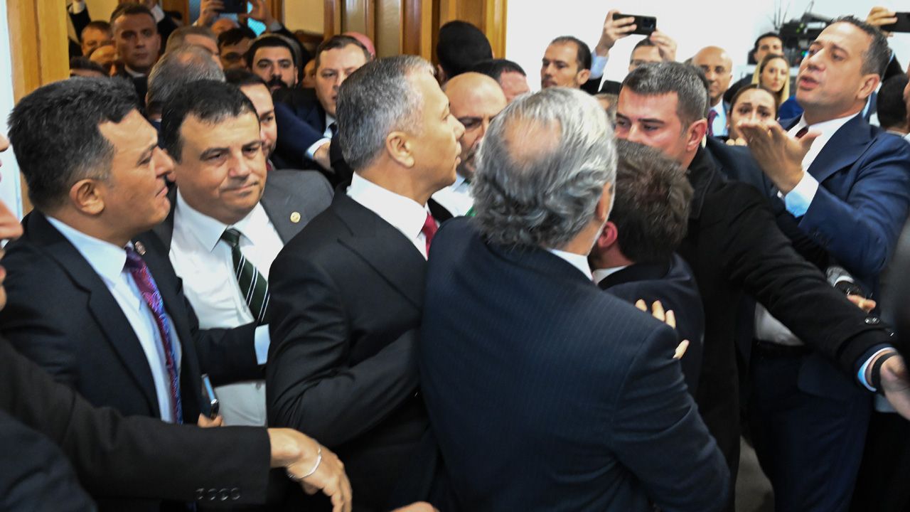 CHP'den Meclis'te zorbalık! Yerlikaya'nın salona girmesine engel olmaya  çalıştılar | Türkiye Gazetesi