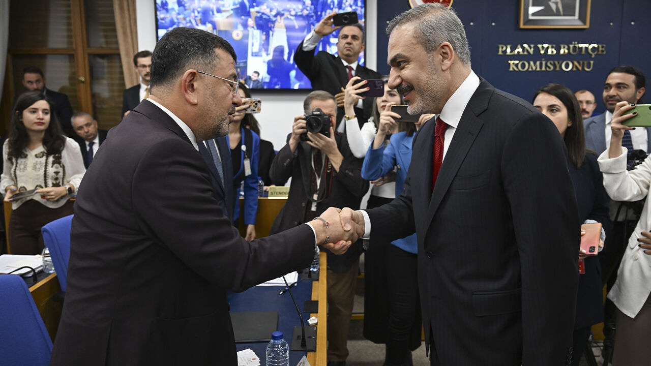 Ali Yerlikaya gelince arbede çıkaran CHP'li vekiller, Hakan Fidan'ı böyle karşıladı Ali Yerlikaya gelince arbede çıkaran CHP'li vekiller, Hakan Fidan'ı böyle karşıladı - 2. Resim