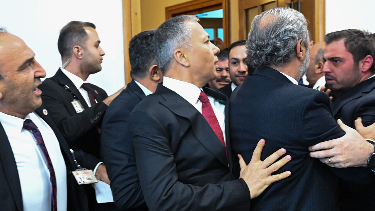Ali Yerlikaya gelince arbede çıkaran CHP'li vekiller, Hakan Fidan'ı böyle karşıladı Ali Yerlikaya gelince arbede çıkaran CHP'li vekiller, Hakan Fidan'ı böyle karşıladı - 1. Resim