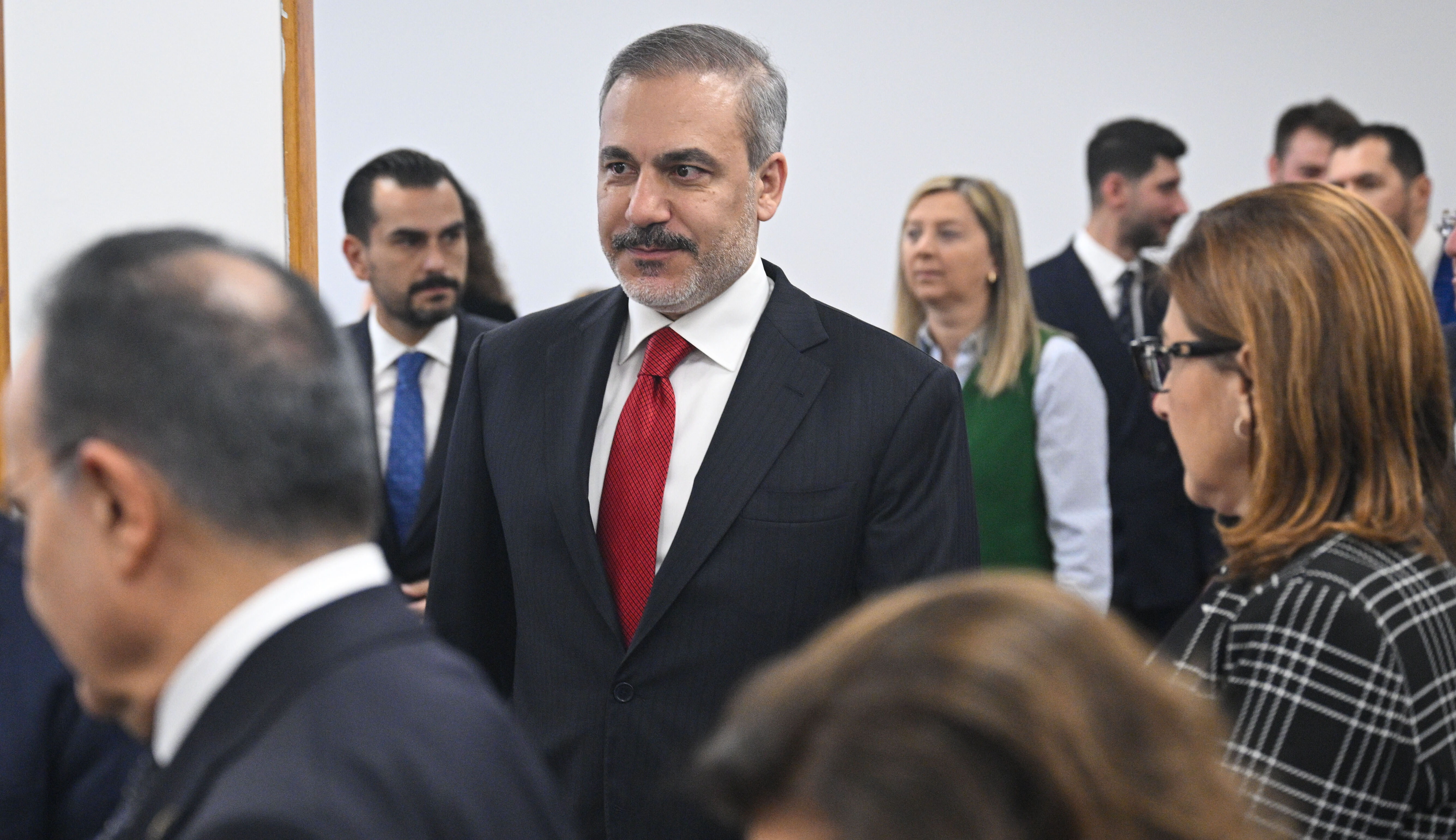 Ali Yerlikaya gelince arbede çıkaran CHP'li vekiller, Hakan Fidan'ı böyle karşıladı Ali Yerlikaya gelince arbede çıkaran CHP'li vekiller, Hakan Fidan'ı böyle karşıladı - 4. Resim