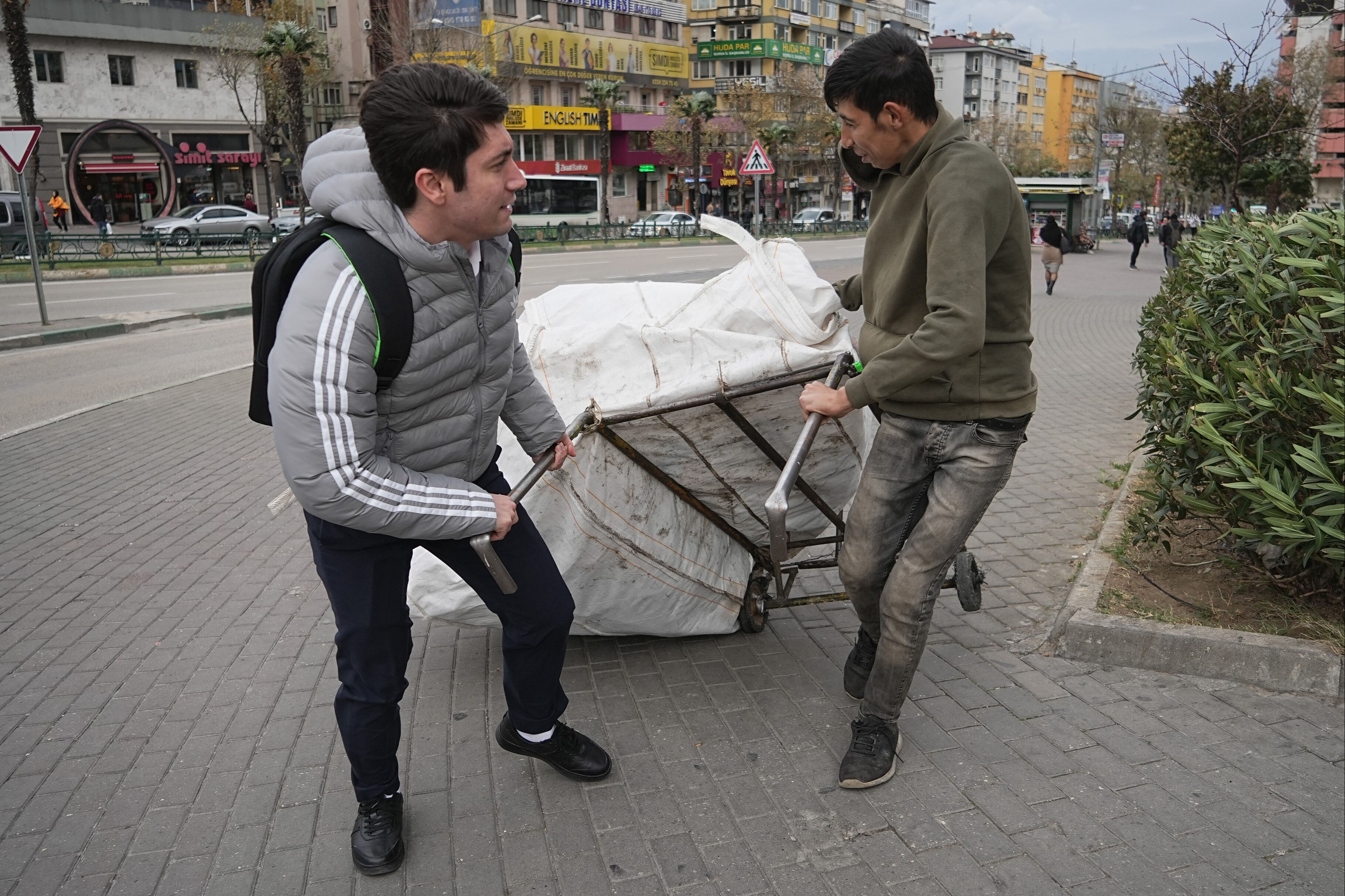 Bursalıların fırtınayla imtihanı! Uçmamak için direk ve ağaçlara tutundular - 2. Resim