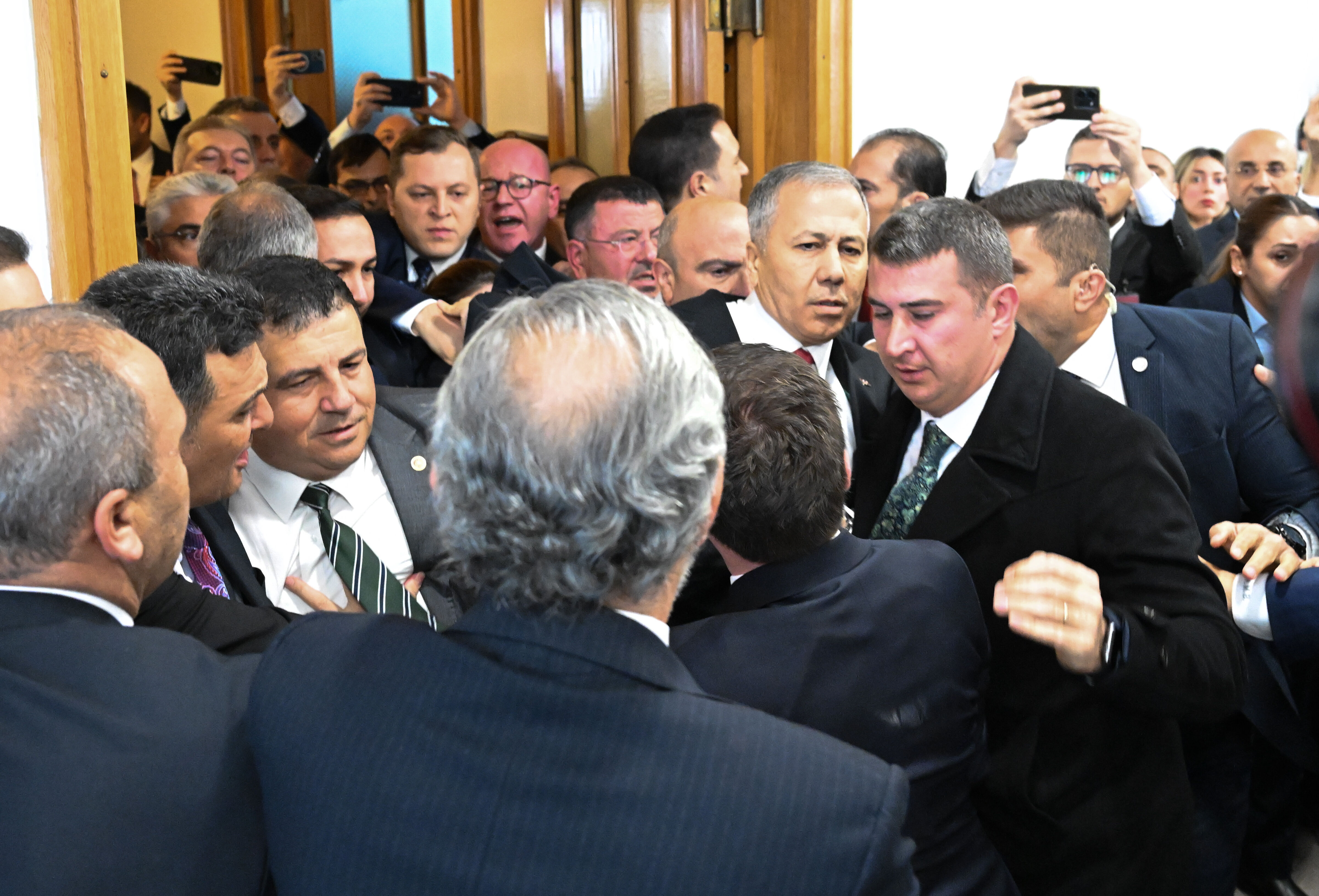 CHP'den Yerlikaya protestosunda çıkan arbedeye ilişkin ilk açıklama - 1. Resim