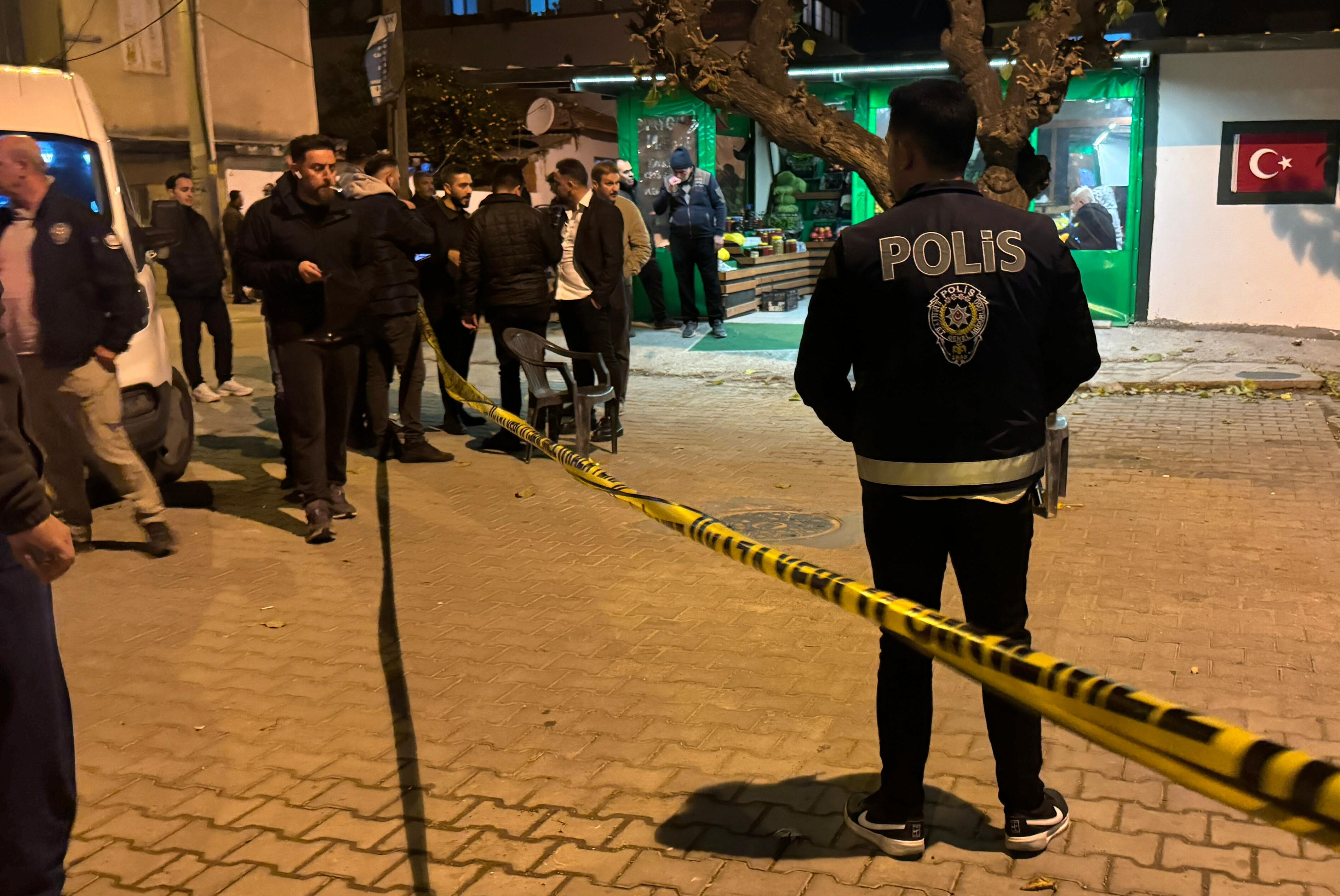 İzmir'de polis ekibine silahlı saldırıya ilişkin 13 kişi daha gözaltına alındı - 2. Resim