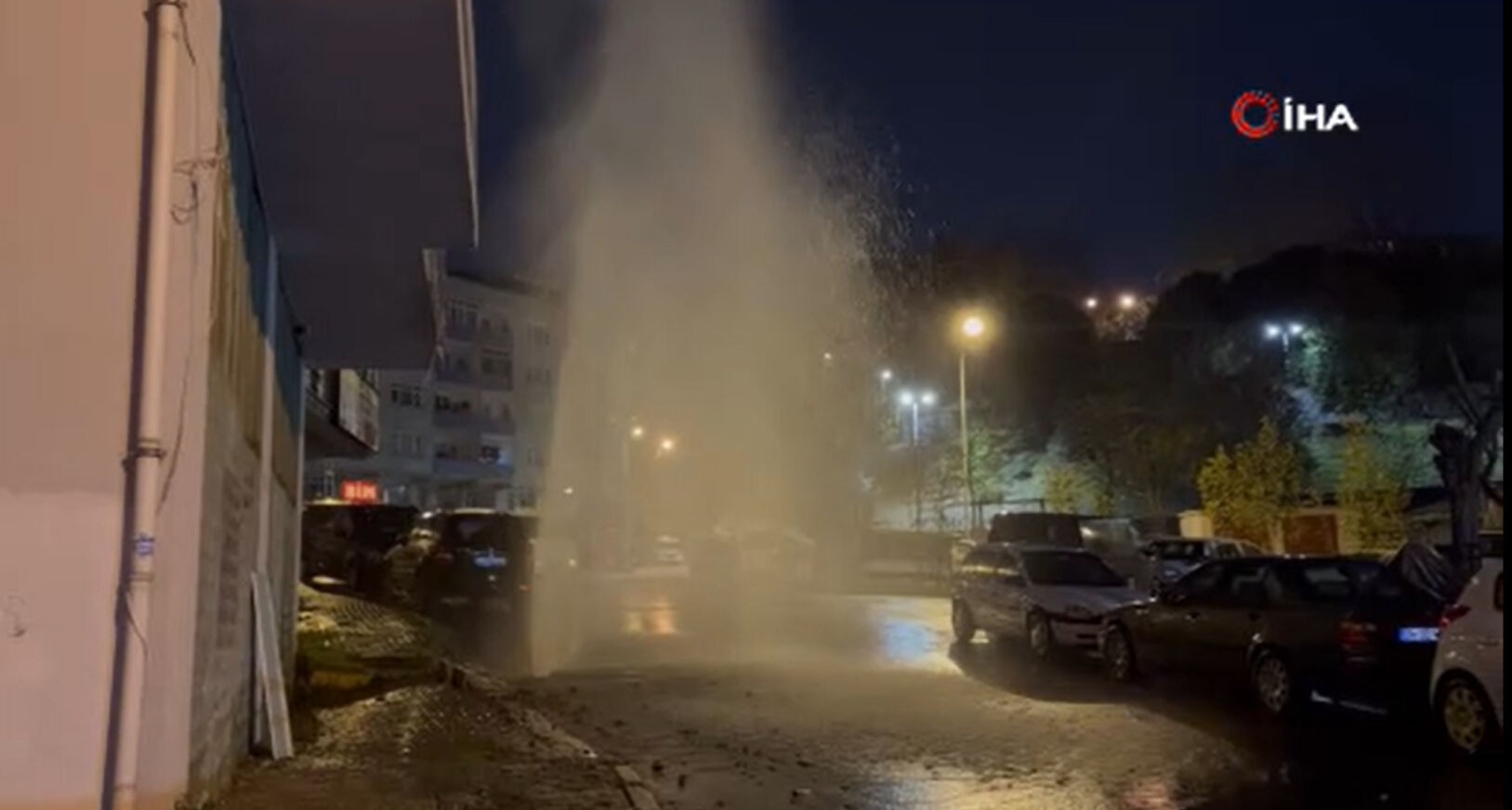 Krizi fırsata çevirdiler! Patlayan su borusu vatandaşı sevindirdi - 2. Resim