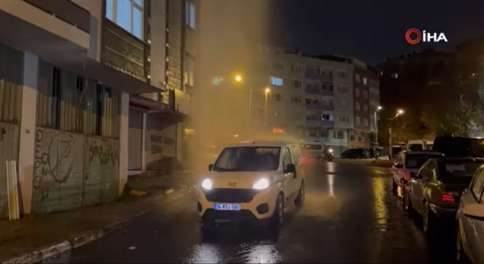 Krizi fırsata çevirdiler! Patlayan su borusu vatandaşı sevindirdi - 1. Resim