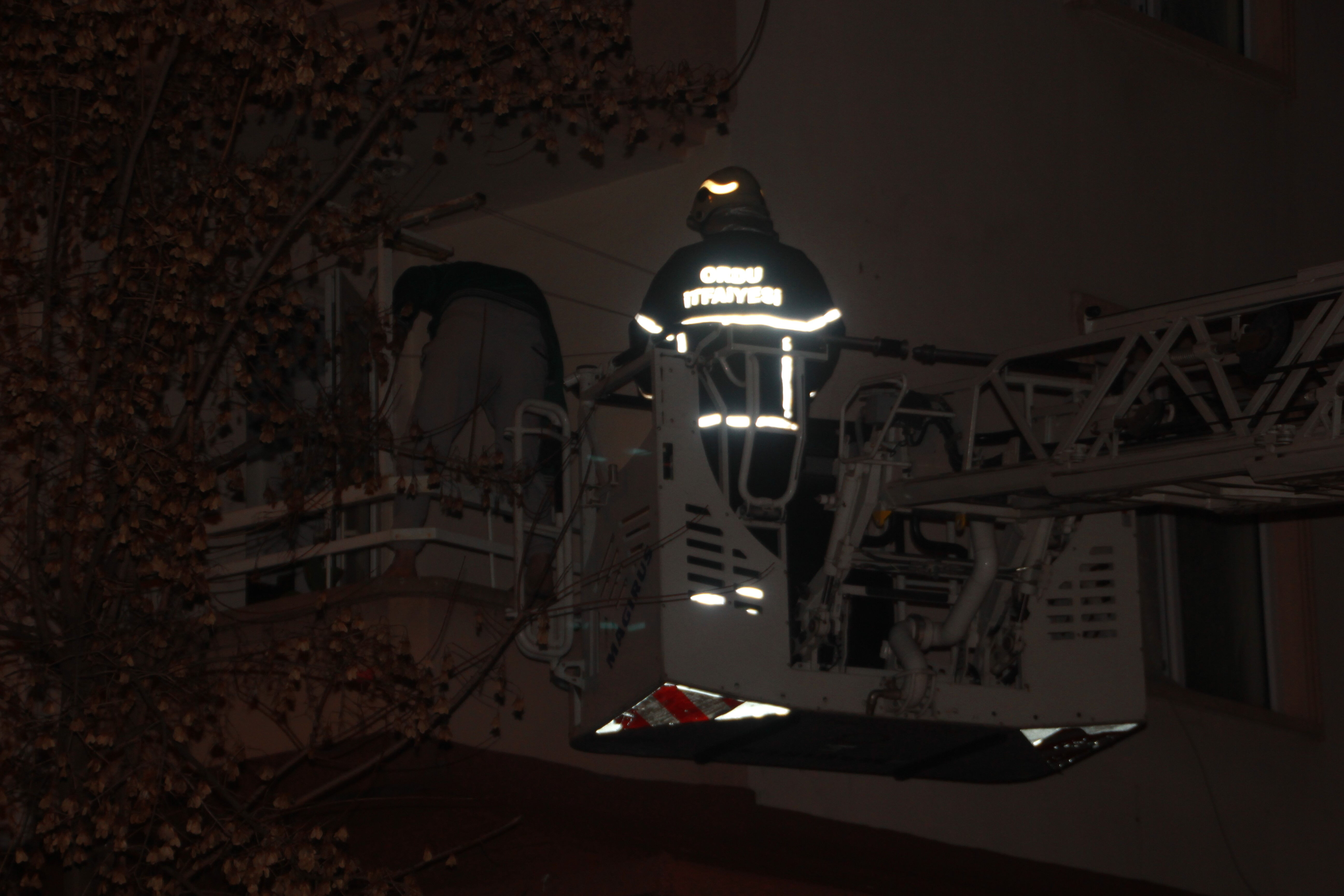 Ordu'da feci yangın! 5 katlı binada boşaltıldı, dumandan etkilenen var - 1. Resim