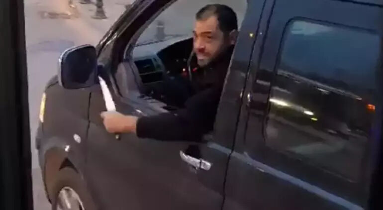Trafik magandasına otobüs şoförüne bıçaklı tehdit! Yolcular panik içinde olayı kaydetti - 2. Resim