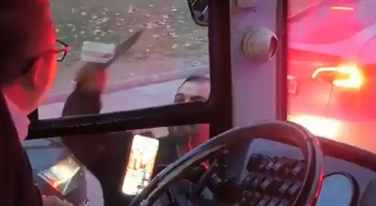 Trafik magandasına otobüs şoförüne bıçaklı tehdit! Yolcular panik içinde olayı kaydetti - 1. Resim