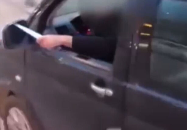 Ankara'da bir sürücü otobüs şoförünü bıçakla tehdit etti! Araçtan inip yanına kadar gitti Ankara'da bir sürücü otobüs şoförünü bıçakla tehdit etti! Araçtan inip yanına kadar gitti - 1. Resim