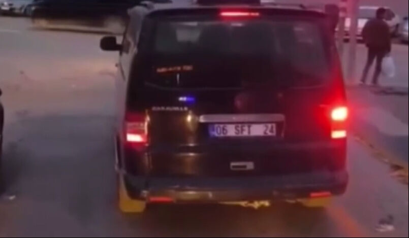 Ankara'da bir sürücü otobüs şoförünü bıçakla tehdit etti! Araçtan inip yanına kadar gitti Ankara'da bir sürücü otobüs şoförünü bıçakla tehdit etti! Araçtan inip yanına kadar gitti - 2. Resim