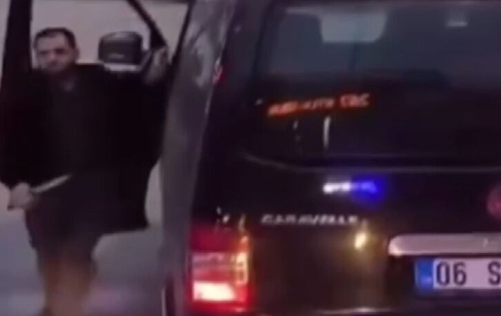 Ankara'da bir sürücü otobüs şoförünü bıçakla tehdit etti! Araçtan inip yanına kadar gitti Ankara'da bir sürücü otobüs şoförünü bıçakla tehdit etti! Araçtan inip yanına kadar gitti - 3. Resim