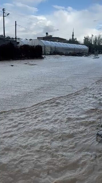 Antalya'da sağanak hayatı felç etti! AFAD mahsur kalan 403 kişiyi tahliye etti - 1. Resim