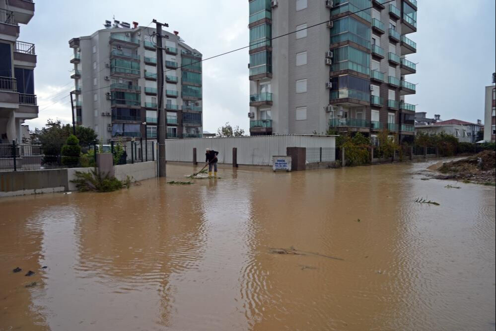 Antalya'da sağanak hayatı felç etti! AFAD mahsur kalan 403 kişiyi tahliye etti - 4. Resim