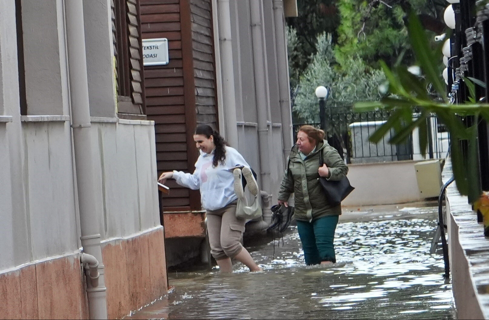 Antalya'da sağanak hayatı felç etti! AFAD mahsur kalan 403 kişiyi tahliye etti - 3. Resim