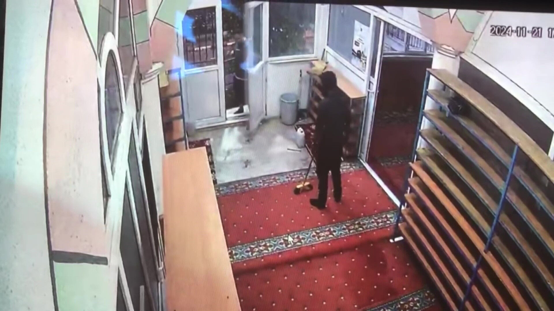 Camide dehşeti yaşatmak isterken dehşeti yaşadı: Cemaat bıçaklı saldırganı polise kovalayarak teslim etti - 7. Resim