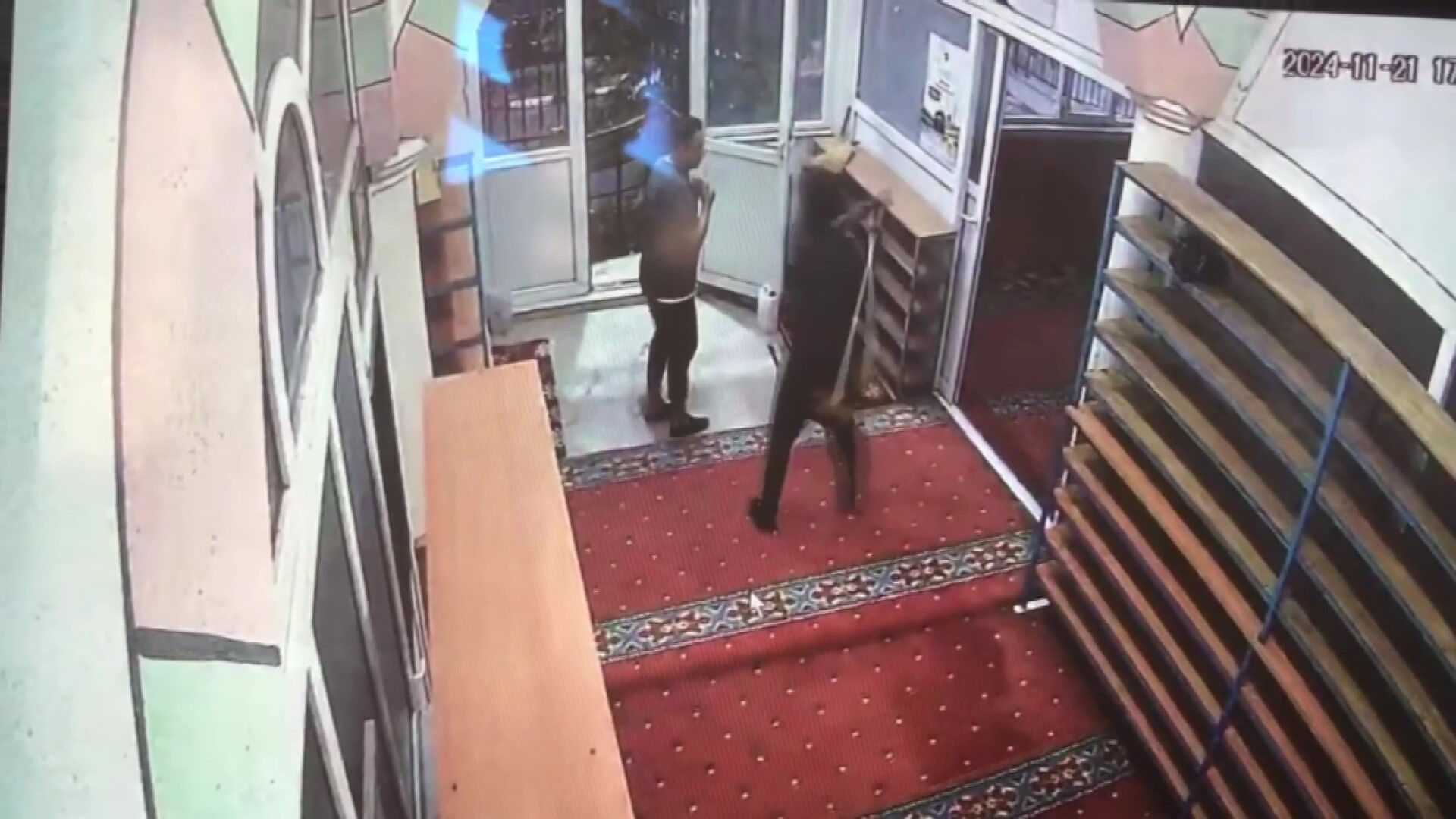 Camide dehşeti yaşatmak isterken dehşeti yaşadı: Cemaat bıçaklı saldırganı polise kovalayarak teslim etti - 6. Resim