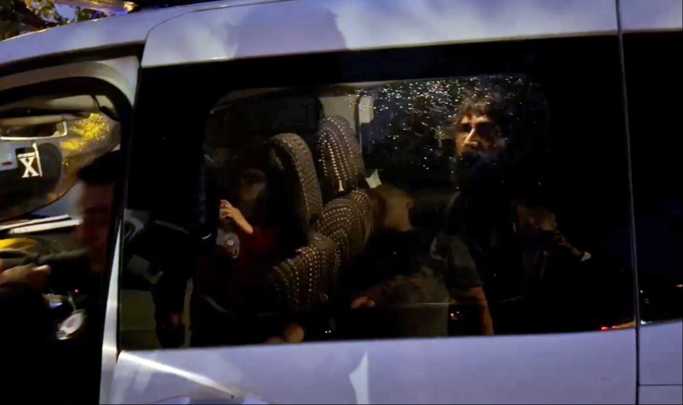 Camide dehşeti yaşatmak isterken dehşeti yaşadı: İnatçı cemaat bıçaklı saldırganı polise kovalayarak teslim etti - 5. Resim