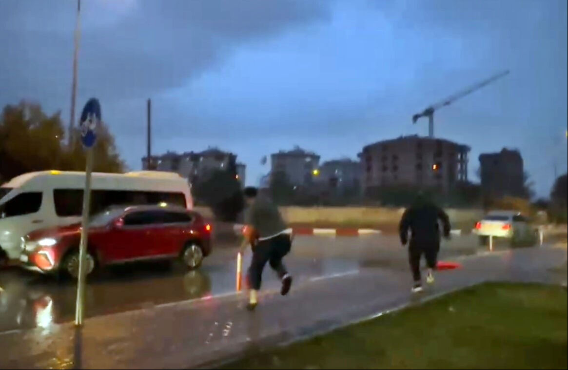 Camide dehşeti yaşatmak isterken dehşeti yaşadı: İnatçı cemaat bıçaklı saldırganı polise kovalayarak teslim etti - 2. Resim