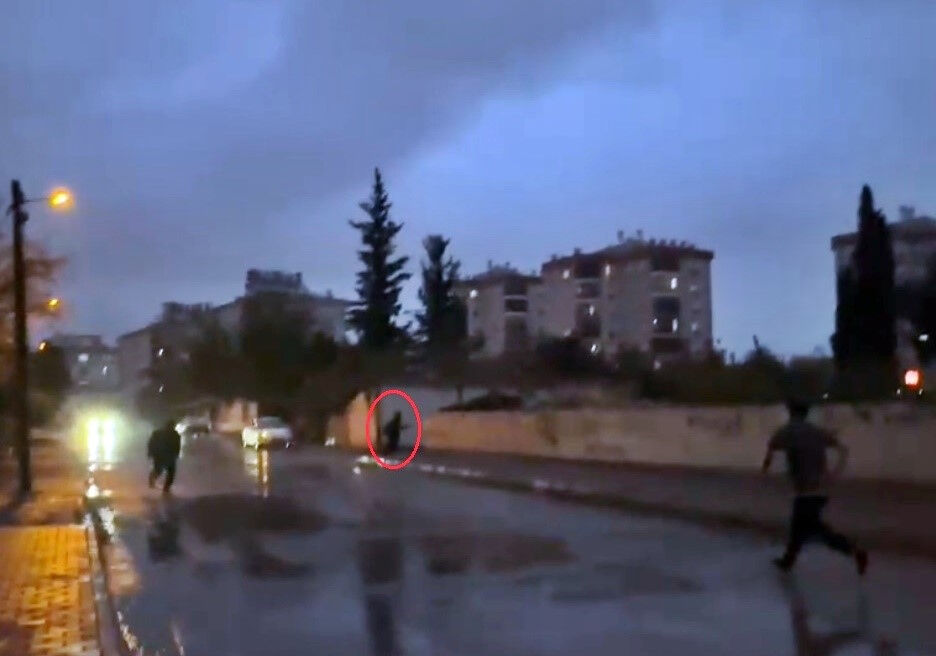 Camide dehşeti yaşatmak isterken dehşeti yaşadı: İnatçı cemaat bıçaklı saldırganı polise kovalayarak teslim etti - 3. Resim