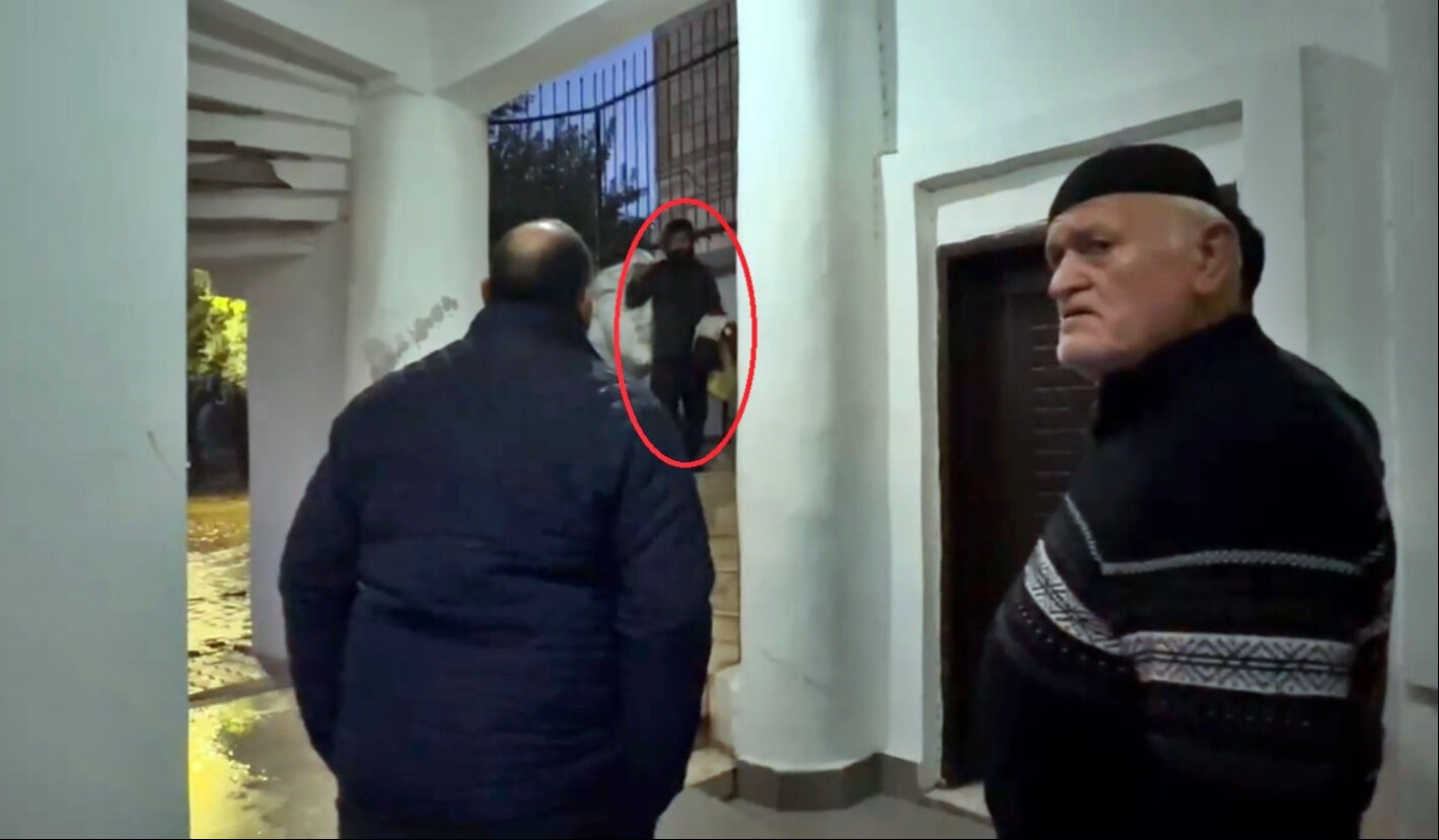 Camide dehşeti yaşatmak isterken dehşeti yaşadı: İnatçı cemaat bıçaklı saldırganı polise kovalayarak teslim etti - 4. Resim