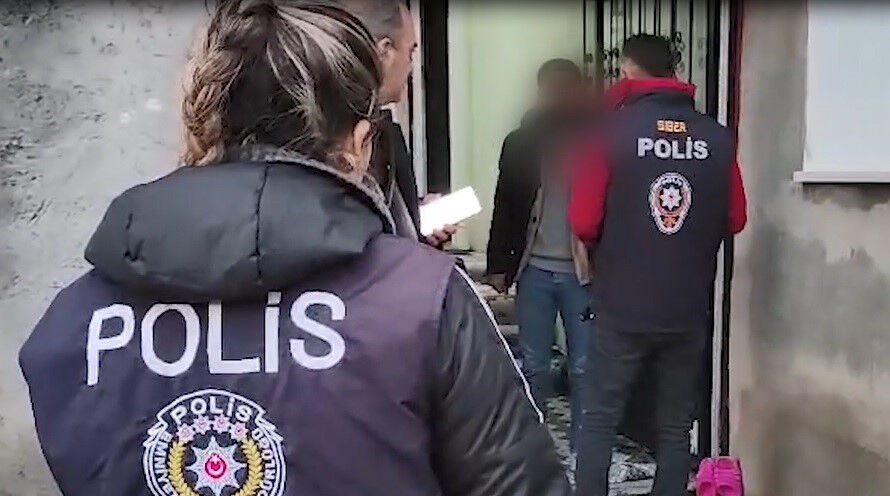 Çocuklara ait müstehcen görüntüleri paylaştılar! 6 şüpheli Bitlis'te yakalandı Çocuklara ait müstehcen görüntüleri paylaştılar! 6 şüpheli Bitlis'te yakalandı - 1. Resim