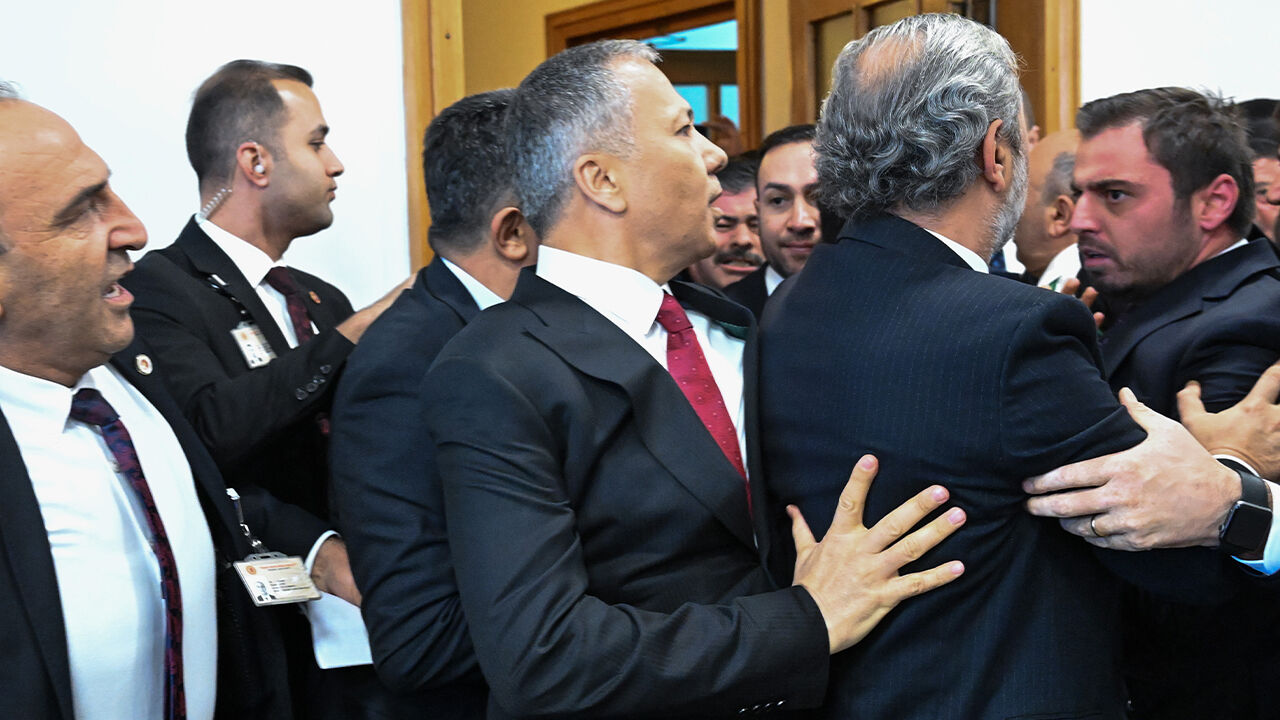 Cumhurbaşkanı Erdoğan'dan önemli açıklamalar! CHP'li vekillerin TBMM'de olay çıkarmasına sert tepki Cumhurbaşkanı Erdoğan'dan önemli açıklamalar! CHP'li vekillerin TBMM'de olay çıkarmasına sert tepki - 1. Resim