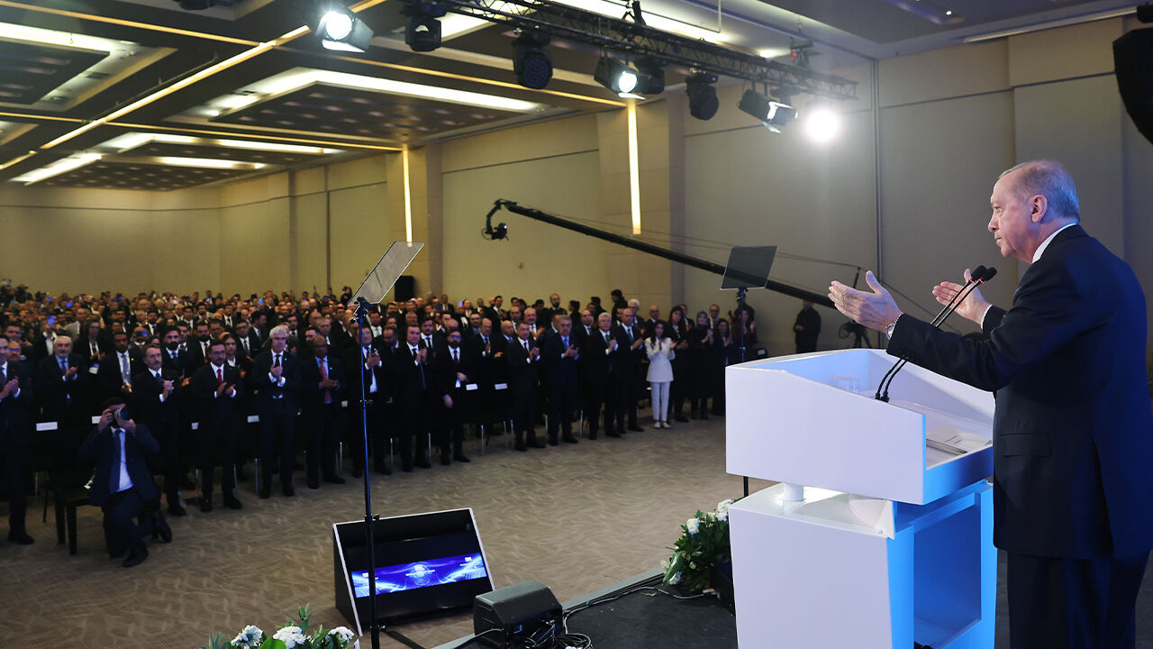 Cumhurbaşkanı Erdoğan'dan önemli açıklamalar! CHP'li vekillerin TBMM'de olay çıkarmasına sert tepki Cumhurbaşkanı Erdoğan'dan önemli açıklamalar! CHP'li vekillerin TBMM'de olay çıkarmasına sert tepki - 1. Resim