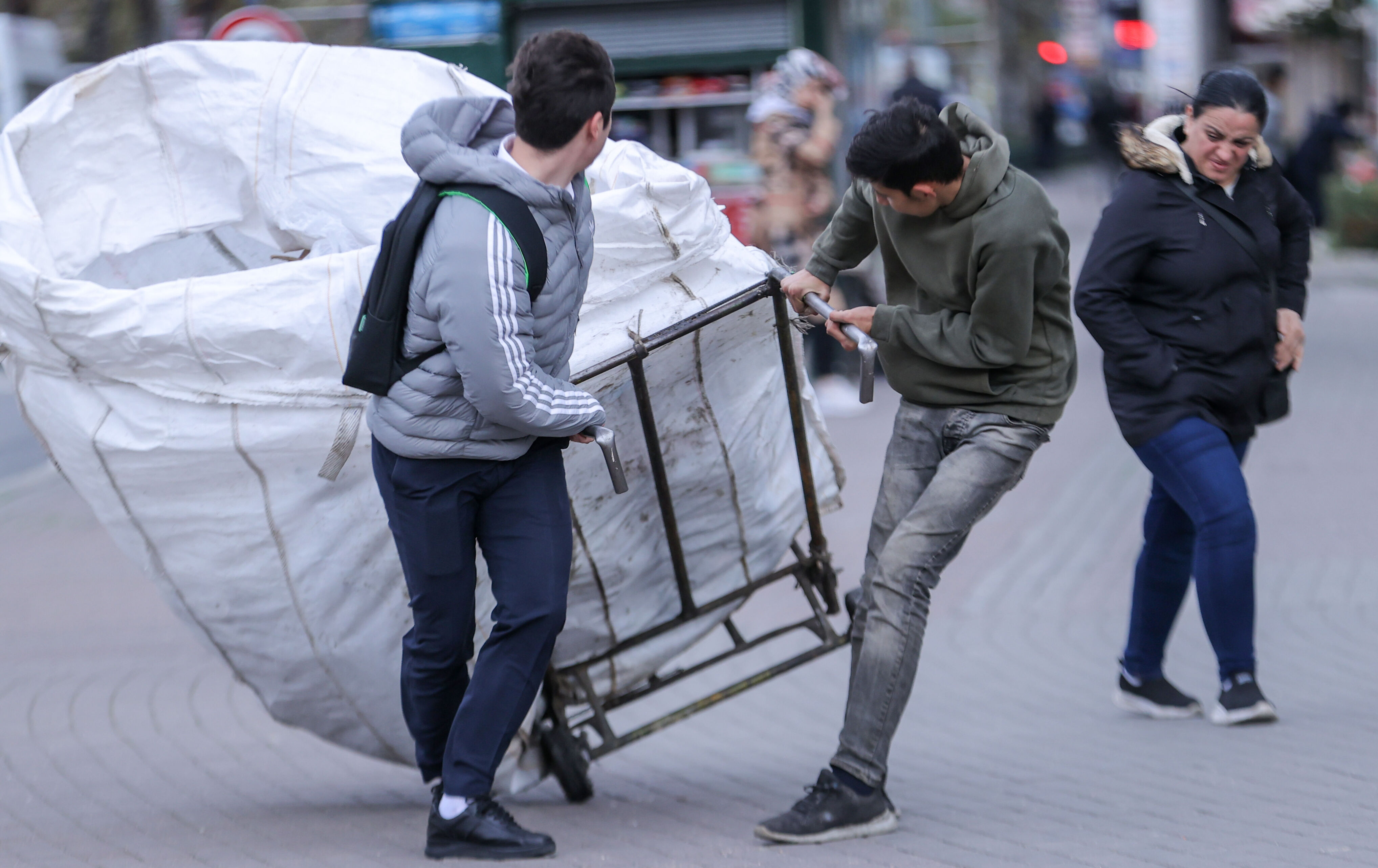 Gündüz gece oldu, çocuklar havada uçtu... Meteoroloji son tahminlerini duyurdu, hayati uyarı var! - 3. Resim