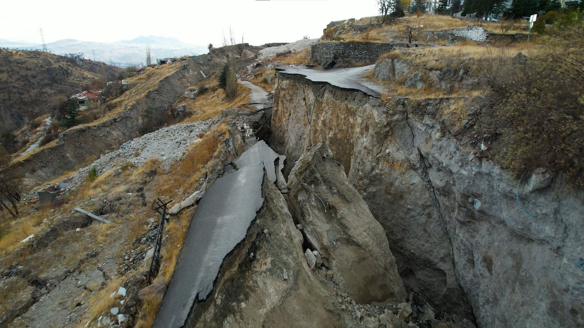 Heyelan riskli bölgede CHP'li belediyeye defalarca çağrıda bulundular! Bir kişi öldü, uyuşturucu bağımlıları mesken edindi... - 3. Resim