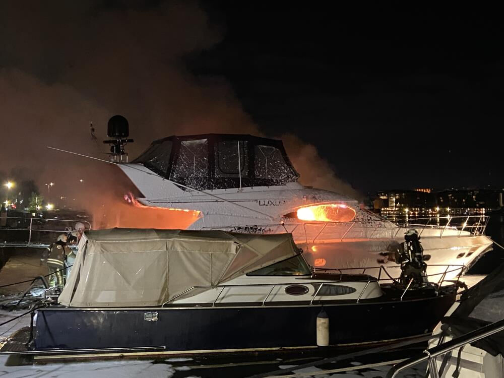 İstanbul'da sıcak saatler! 18 metrelik l&uuml;ks yat cayır cayır yandı - 1. Resim