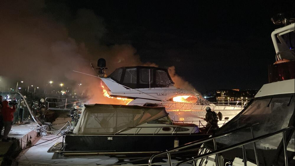 İstanbul'da sıcak saatler! 18 metrelik l&uuml;ks yat cayır cayır yandı - 2. Resim