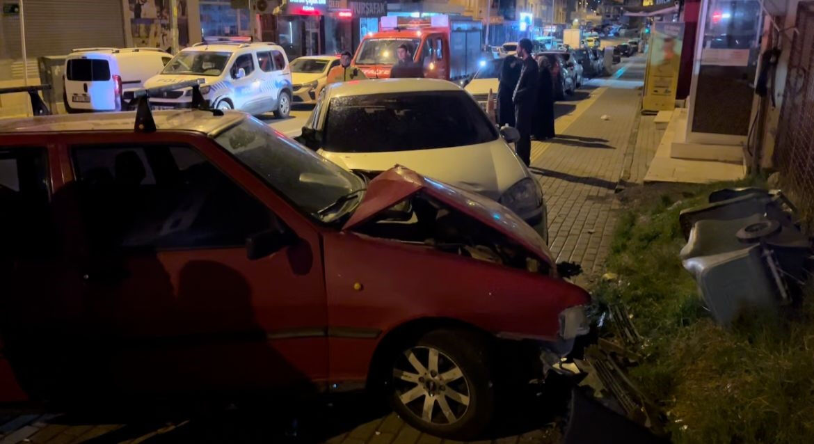 Ortalığı savaş alanına çeviren sürücü olay yerinden yaya olarak kaçtı Ortalığı savaş alanına çeviren sürücü olay yerinden yaya olarak kaçtı - 1. Resim