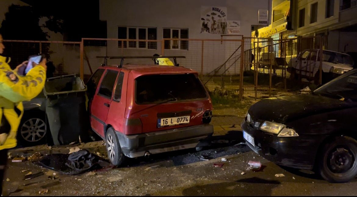Ortalığı savaş alanına çeviren sürücü olay yerinden yaya olarak kaçtı Ortalığı savaş alanına çeviren sürücü olay yerinden yaya olarak kaçtı - 3. Resim