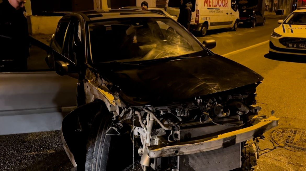 Ortalığı savaş alanına çeviren sürücü olay yerinden yaya olarak kaçtı Ortalığı savaş alanına çeviren sürücü olay yerinden yaya olarak kaçtı - 2. Resim