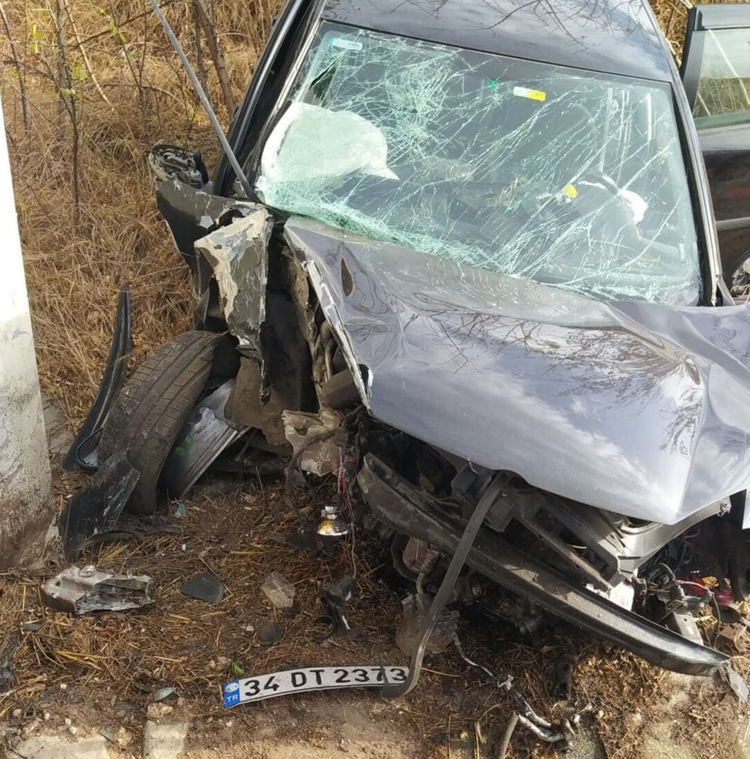 Üst geçide çarpan araçtaki genç futbolcu yaralandı Üst geçide çarpan araçtaki genç futbolcu yaralandı - 1. Resim