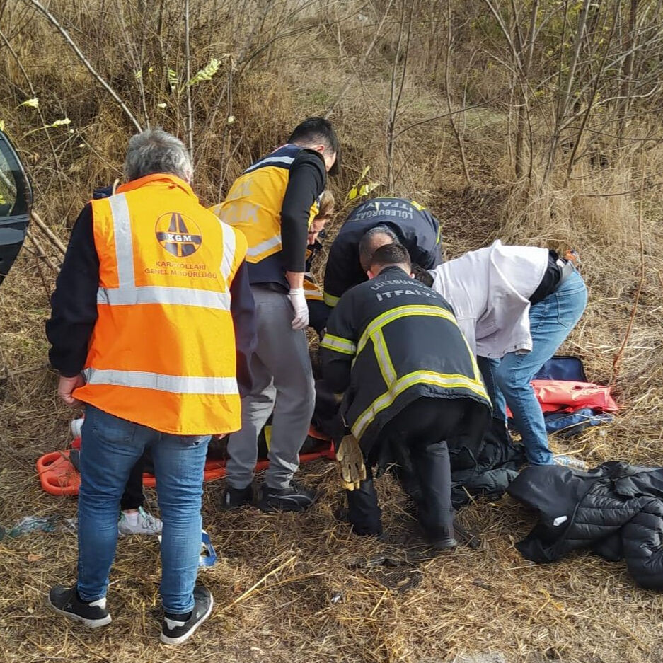 Üst geçide çarpan araçtaki genç futbolcu yaralandı Üst geçide çarpan araçtaki genç futbolcu yaralandı - 2. Resim