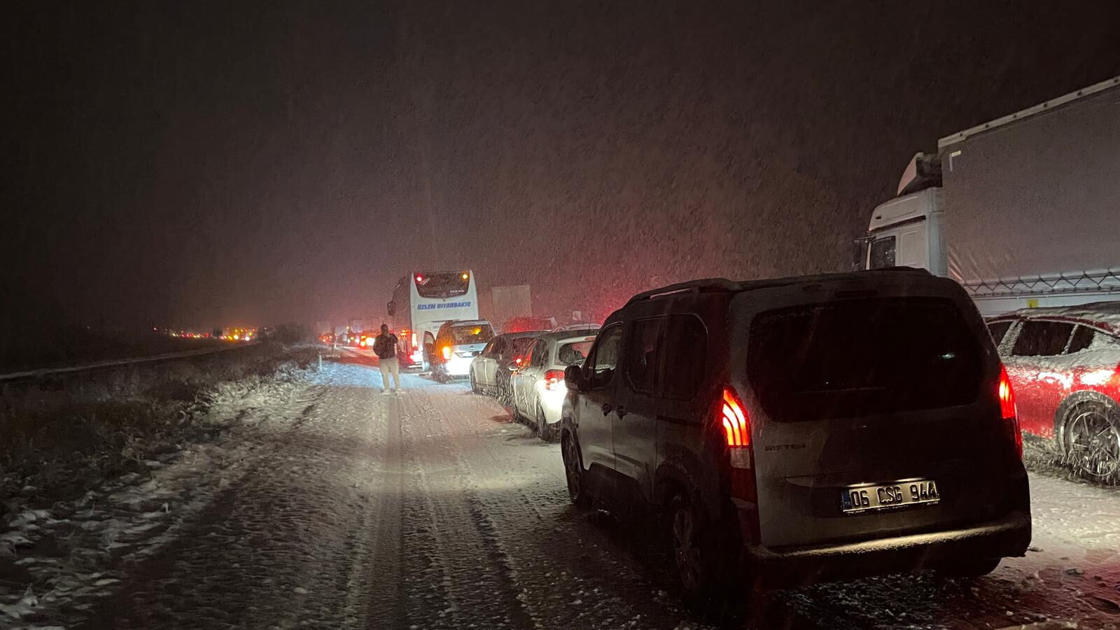 Bakan Uraloğlu 'teyakkuzdayız' diyerek uyardı! Yoğun kar yağışı Anadolu'da trafiği felç etti - 2. Resim