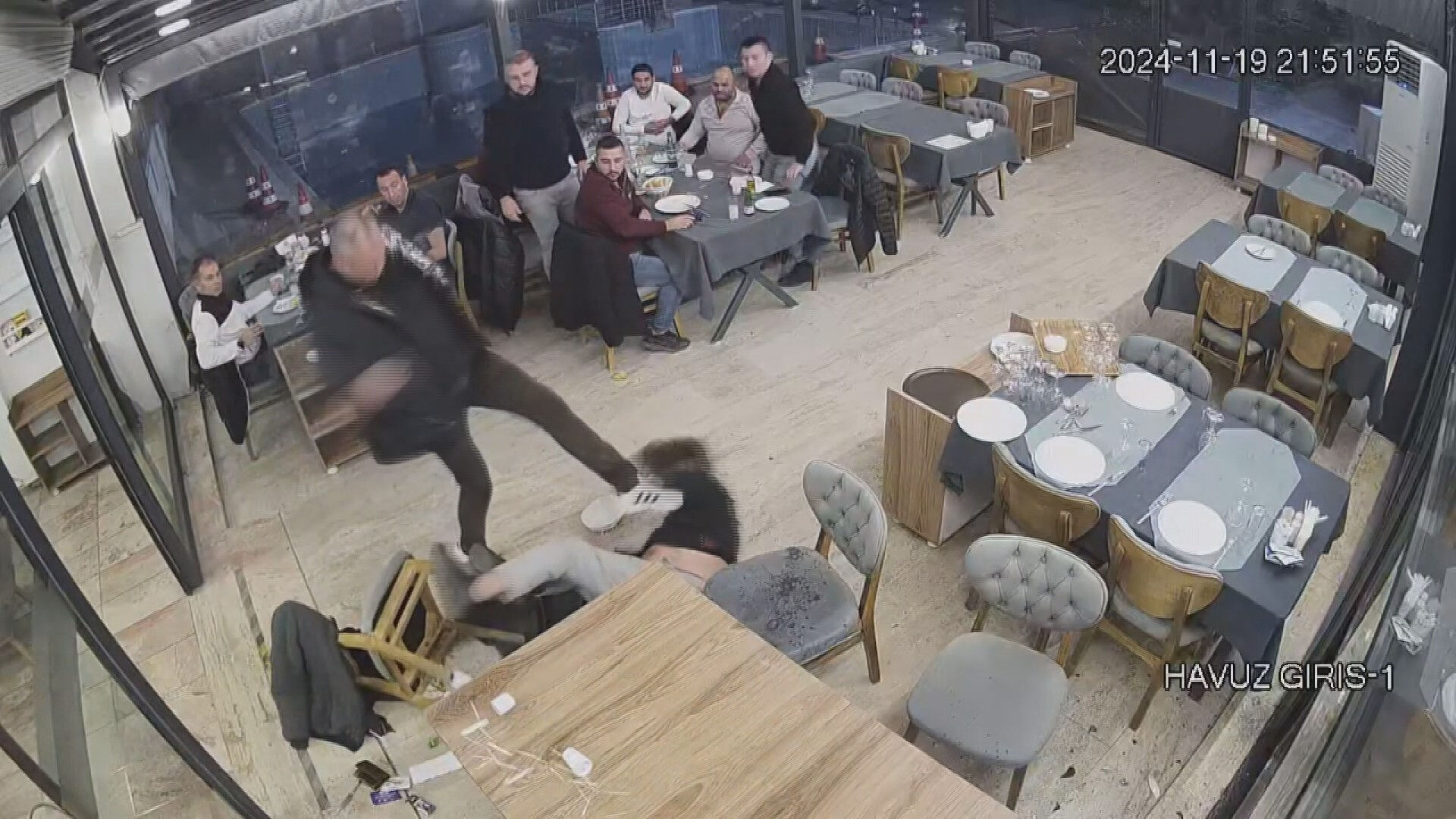 CHP'li isimden skandal görüntüler! Gazetecinin başında şişe kırdı, öldüresiye dövdü - 2. Resim